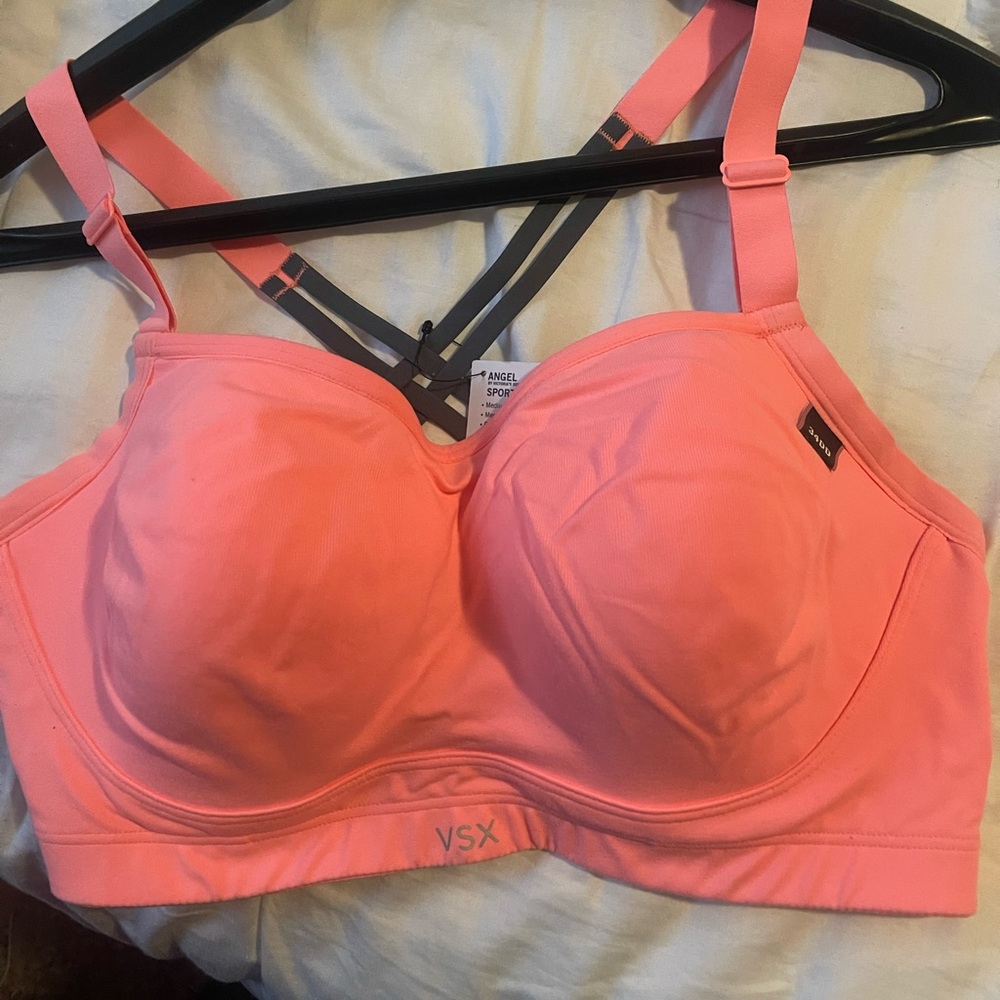 New Victorias Secret 34DD Sports Bra. From smoke free home.